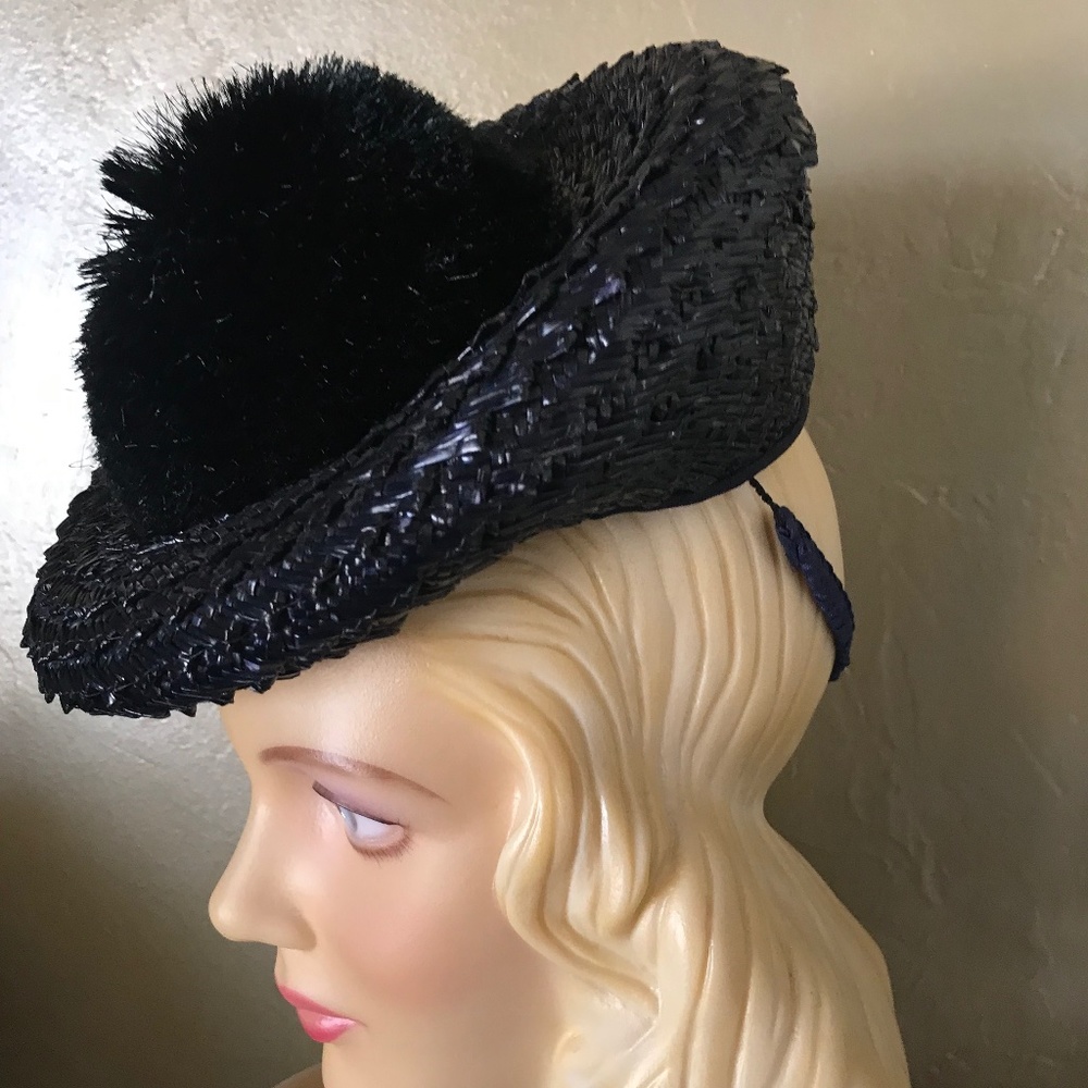 STUNNING 1930s' NAVY TOQUE WITH A LARGE POMPOM AT THE TOP & FABRIC ELASTIC BAND
